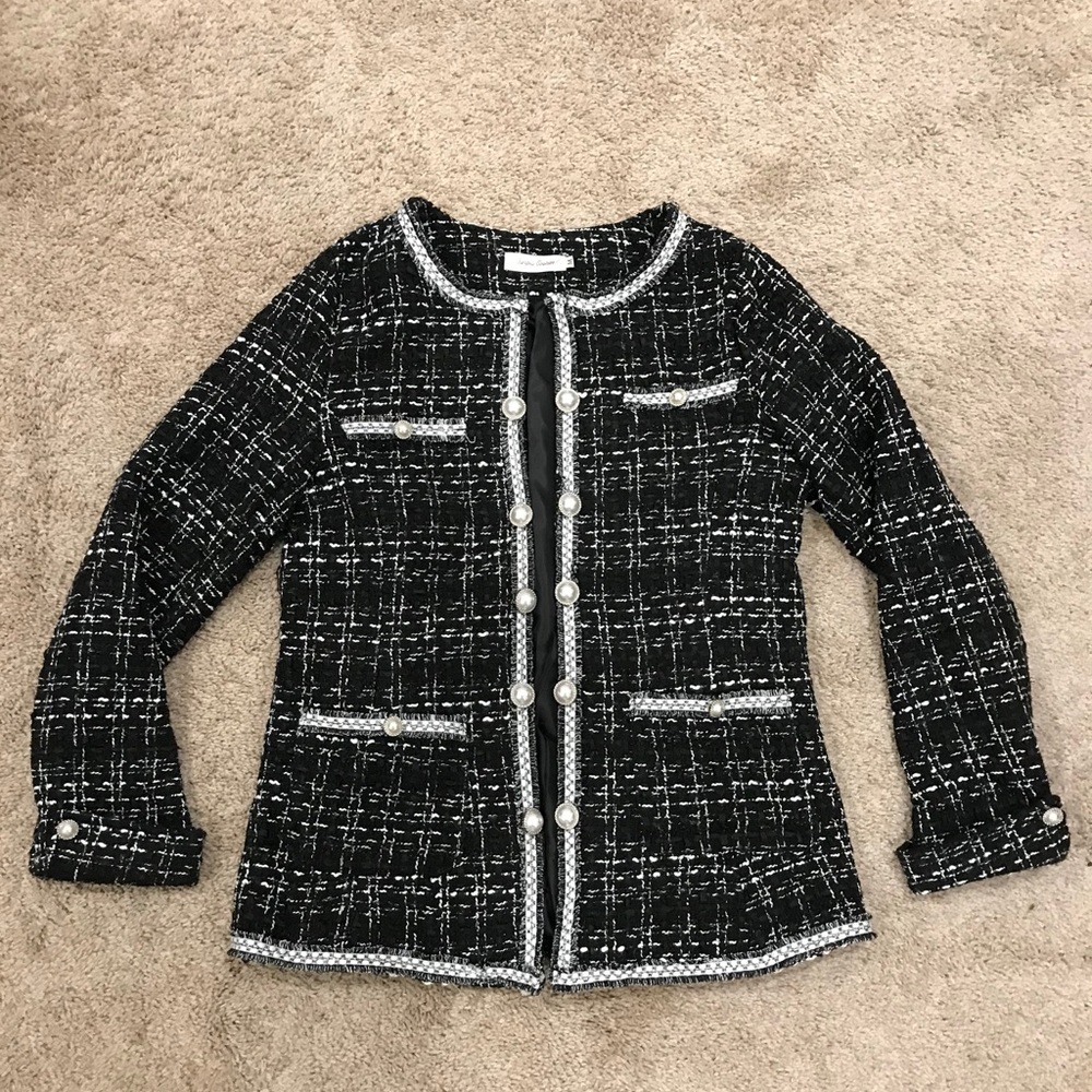 Classic tweed jacket pearl buttons, Chanel style
